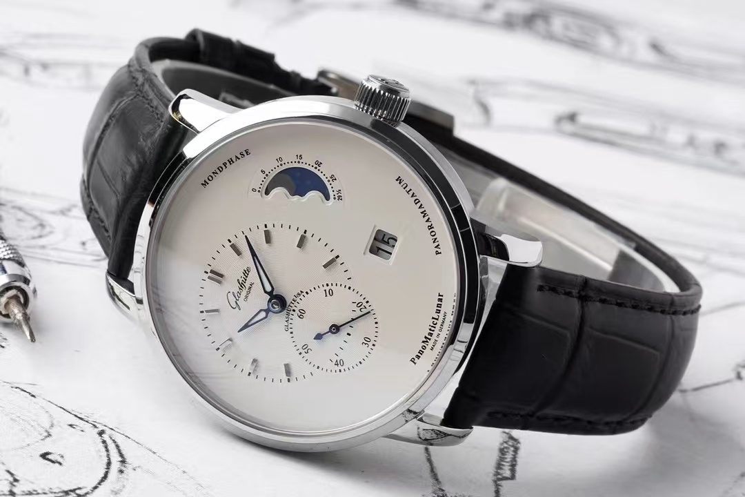 The case and strap are made of 904 steel; the sapphire crystal mirror surface is matched with the 3235 movement, is accurate and effective; the new double-headed grain; the strap is matched with a hidden folding crown buckle, which fits the wrist, elegant and temperamentalcrystal mirror surface is matched